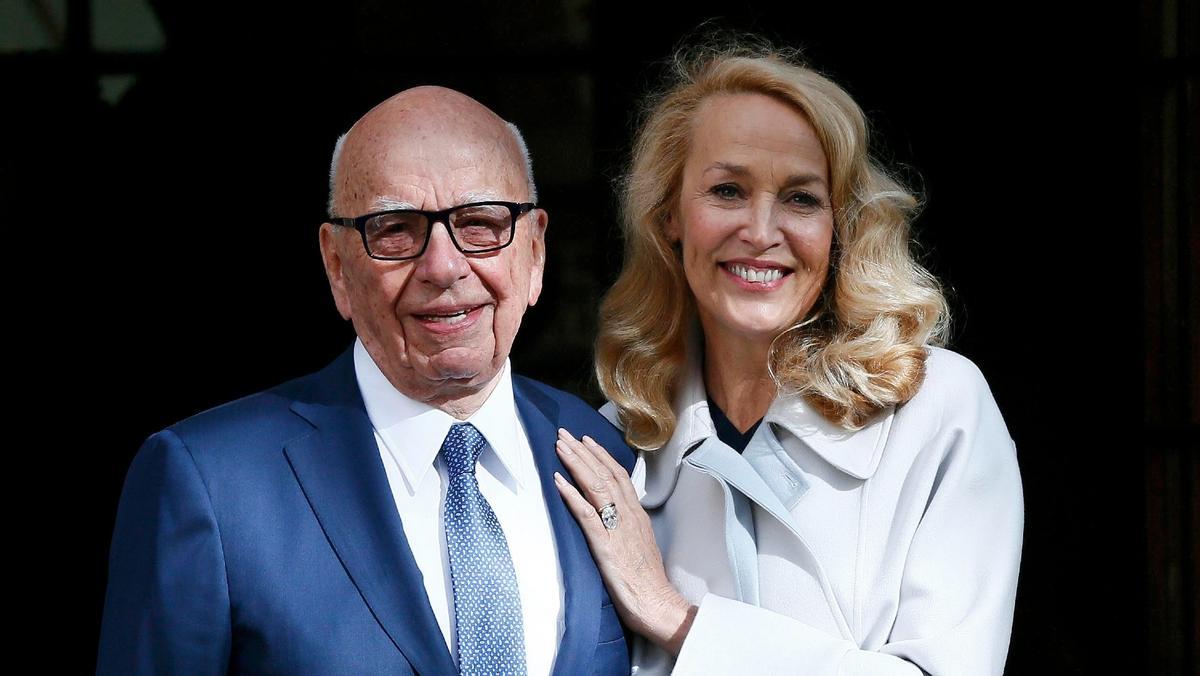 Rupert Murdoch y Jerry Hall, en Londres, tras casarse, en marzo de 2016.