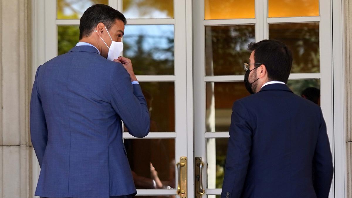El presidente del Gobierno, Pedro Sánchez, recibe al ’president’ de la Generalitat, Pere Aragonès, en el palacio de la Moncloa. El presidente del Gobierno, Pedro Sánchez, recibe al ’president’ de la Generalitat, Pere Aragonès, en el palacio de la Moncloa.