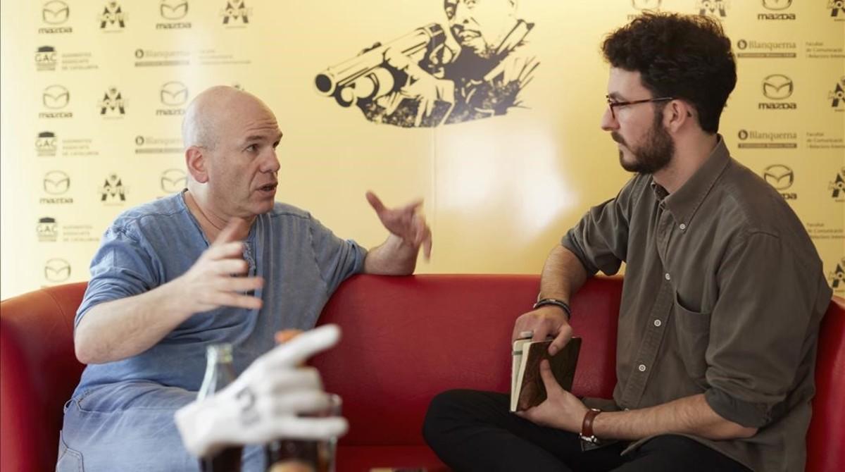 David Simon (izquierda) conversa con Carles Planas Bou. David Simon (izquierda) conversa con Carles Planas Bou.