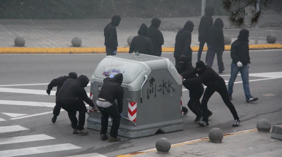 Estudiants de la UAB tallen l'accés al campus per exigir la rebaixa de les taxes Estudiants de la UAB tallen l'accés al campus per exigir la rebaixa de les taxes