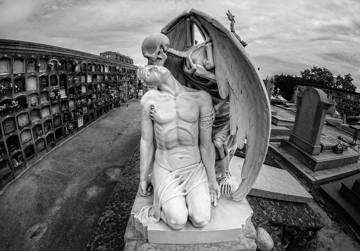 ’El beso de la muerte’, la escultura de mármol más famosa del cementerio del Poblenou. 