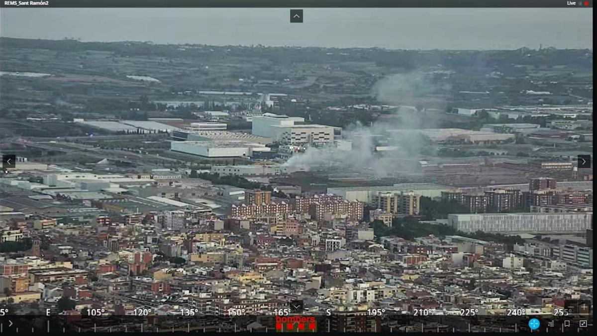 Incendio en una nave industrial de Viladecans.
