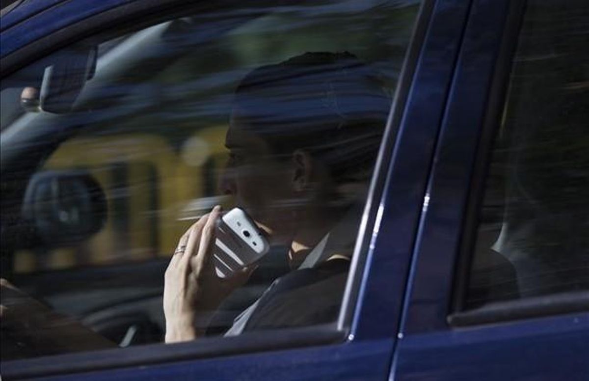 Un conductor usa el teléfono mientras circula por el Eixample de Barcelona. Un conductor usa el teléfono mientras circula por el Eixample de Barcelona.