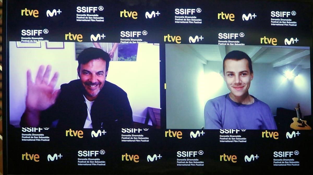 El director François Ozon (izquierda) y el actor Felix Lefebvre, este sábado, en conexión virtual con el festival de San Sebastián, presentando ’Verano del 85’. El director François Ozon (izquierda) y el actor Felix Lefebvre, este sábado, en conexión virtual con el festival de San Sebastián, presentando ’Verano del 85’.