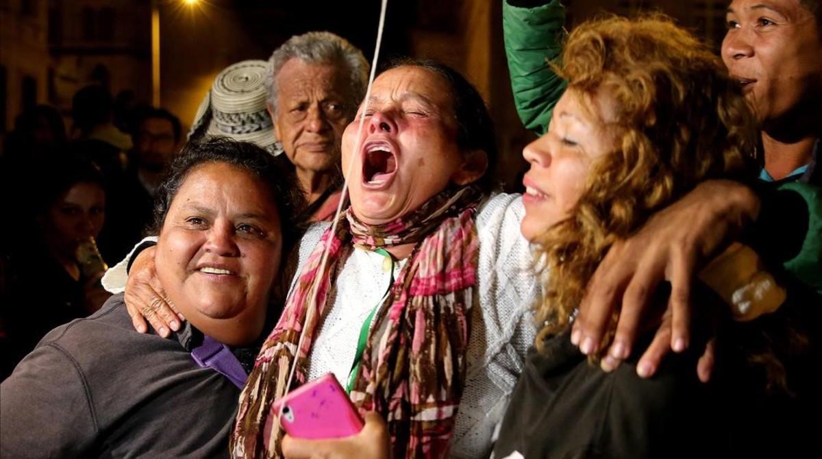 Un grupo de mujeres muestran su alegría por la noticia del acuerdo de paz de Colombia. 