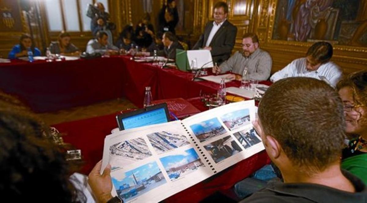 Varios periodistas ojean informes del 2008 en un gesto de aparente transparencia por parte del ayuntamiento, en noviembre del 2009.