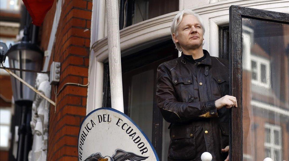 Julian Assange, en la embajada de Ecuador en Londres. Julian Assange, en la embajada de Ecuador en Londres.