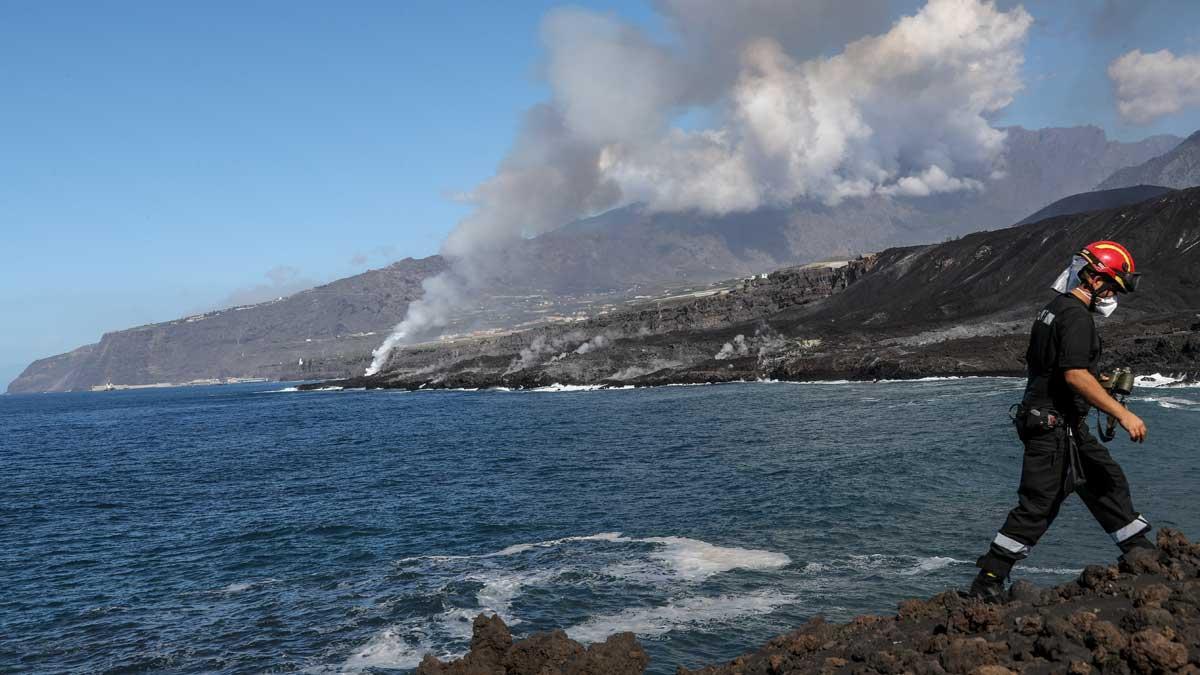 La lava del volcán de La Palma llega al mar y crea otro delta.