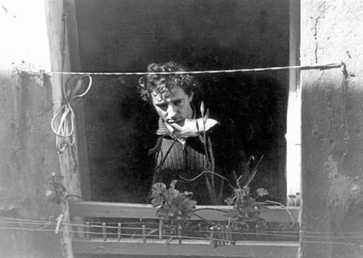 Roberto Bolaño, en 1979, en el estudio de la calle de Tallers. Abajo, una muestra del manuscrito del relato ’La increíble vida de Chen Huo Yang’, que posteriormente se llamó ’El contorno del ojo’. Roberto Bolaño, en 1979, en el estudio de la calle de Tallers. Abajo, una muestra del manuscrito del relato ’La increíble vida de Chen Huo Yang’, que posteriormente se llamó ’El contorno del ojo’.