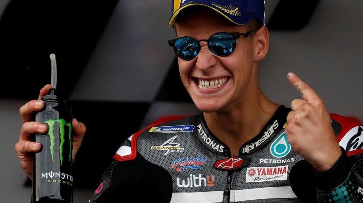 El francés Fabio Quartararo hace, graciosamente, un gesto de rabia para la foto. El francés Fabio Quartararo hace, graciosamente, un gesto de rabia para la foto.