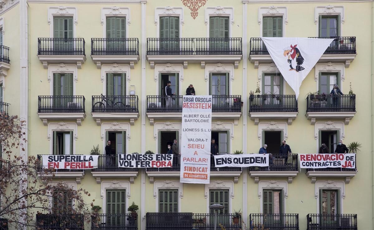  Protesta del Sindicat de Llogateres y de los vecinos por la compra de la Casa Orsola, en el Eixample, a cargo de un fondo de inversión