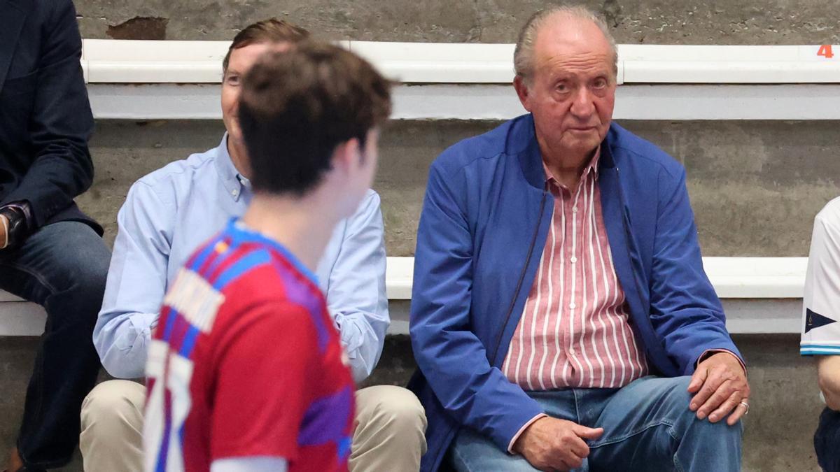 El rey Juan Carlos acude al partido de balonmano de su nieto Pablo Urdangarin en Pontevedra