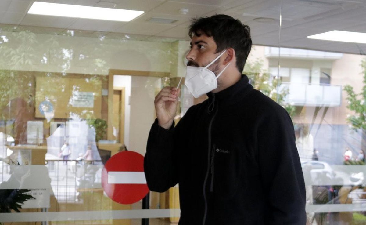 Un vecino de Girona se realiza un frotis nasal para una PCR. Un vecino de Girona se realiza un frotis nasal para una PCR.