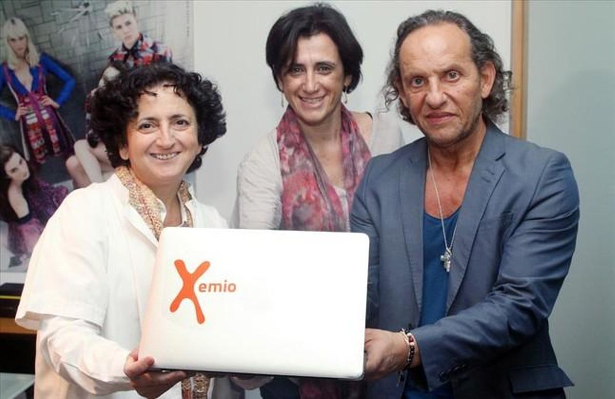 Custo Dalmau junto a Inma Grau, ingeniera y socióloga, que sufrió un cáncer de mama, y que ha convertido su experiencia personal en un proyecto innovador para ayudar a otras personas que sufren la misma enfermedad. Custo Dalmau junto a Inma Grau, ingeniera y socióloga, que sufrió un cáncer de mama, y que ha convertido su experiencia personal en un proyecto innovador para ayudar a otras personas que sufren la misma enfermedad.