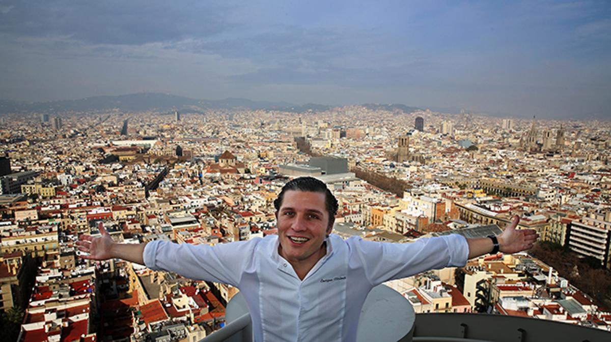 Enrique Valentí presenta, desde el último piso del Edificio Colón, los pescados a la brasa de Marea Alta.