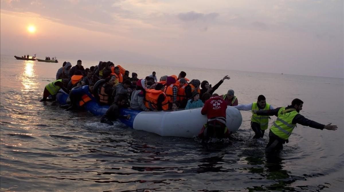 Una embarcación de migrantes llegando a la isla de Lesbos. Una embarcación de migrantes llegando a la isla de Lesbos.