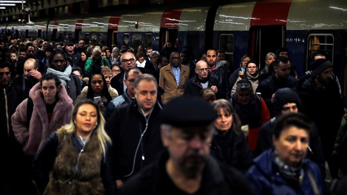 Viajeros bajan de un tren regional en la Gare du Nord, en París. Viajeros bajan de un tren regional en la Gare du Nord, en París.