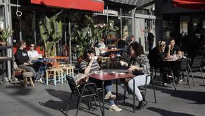 Una terraza con clientes en la Barceloneta.