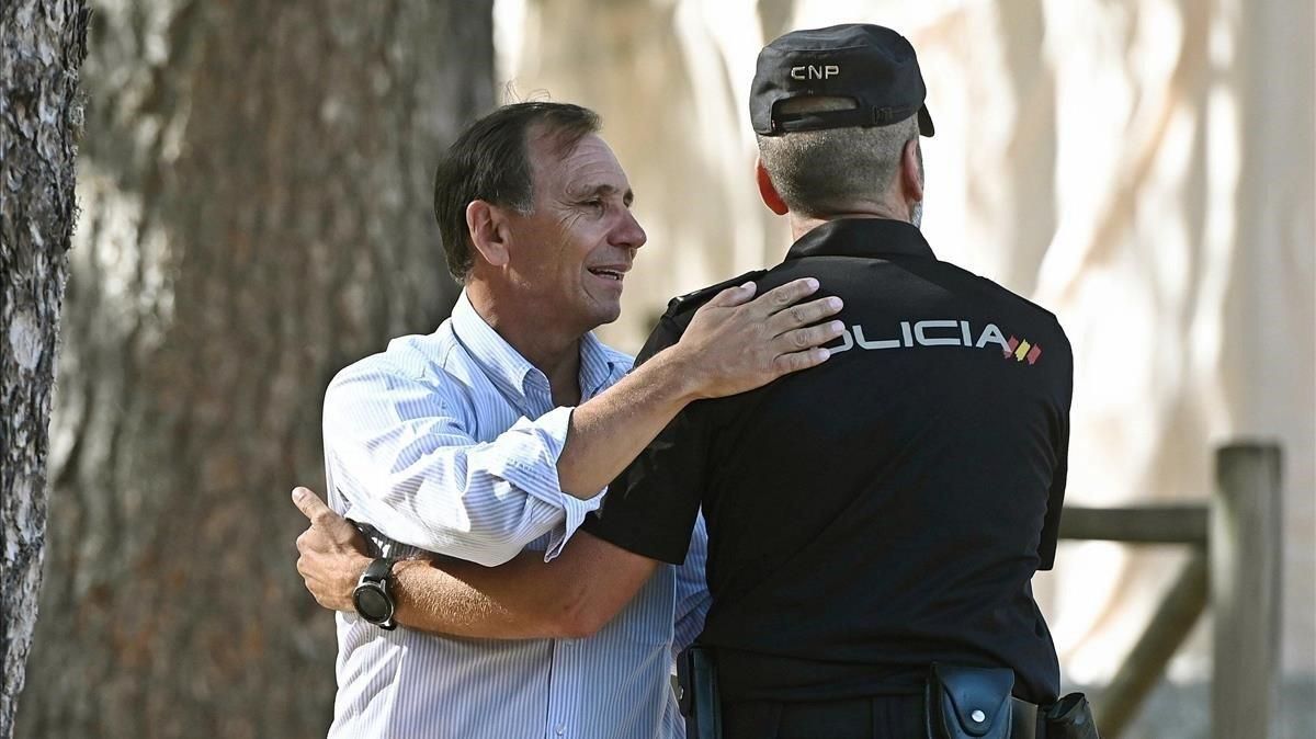 El cuñado de Blanca Fernández Ochoa, Adrián Federighi, saluda a un policía. El cuñado de Blanca Fernández Ochoa, Adrián Federighi, saluda a un policía.