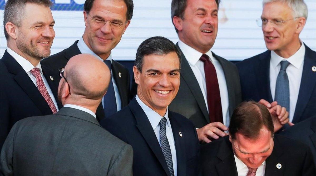 Pedro Sanchez bromea con los primeros ministros eslovaco, belga, holandés, luxemburgués, sueco y letón mientras posan en la foto de familia del Consejo Europeo, este viernes en Bruselas. Pedro Sanchez bromea con los primeros ministros eslovaco, belga, holandés, luxemburgués, sueco y letón mientras posan en la foto de familia del Consejo Europeo, este viernes en Bruselas.