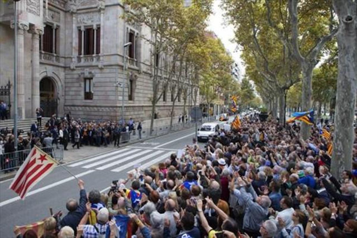 Rigau y Ortega salen del juzgado junto con sus abogados. Rigau y Ortega salen del juzgado junto con sus abogados.