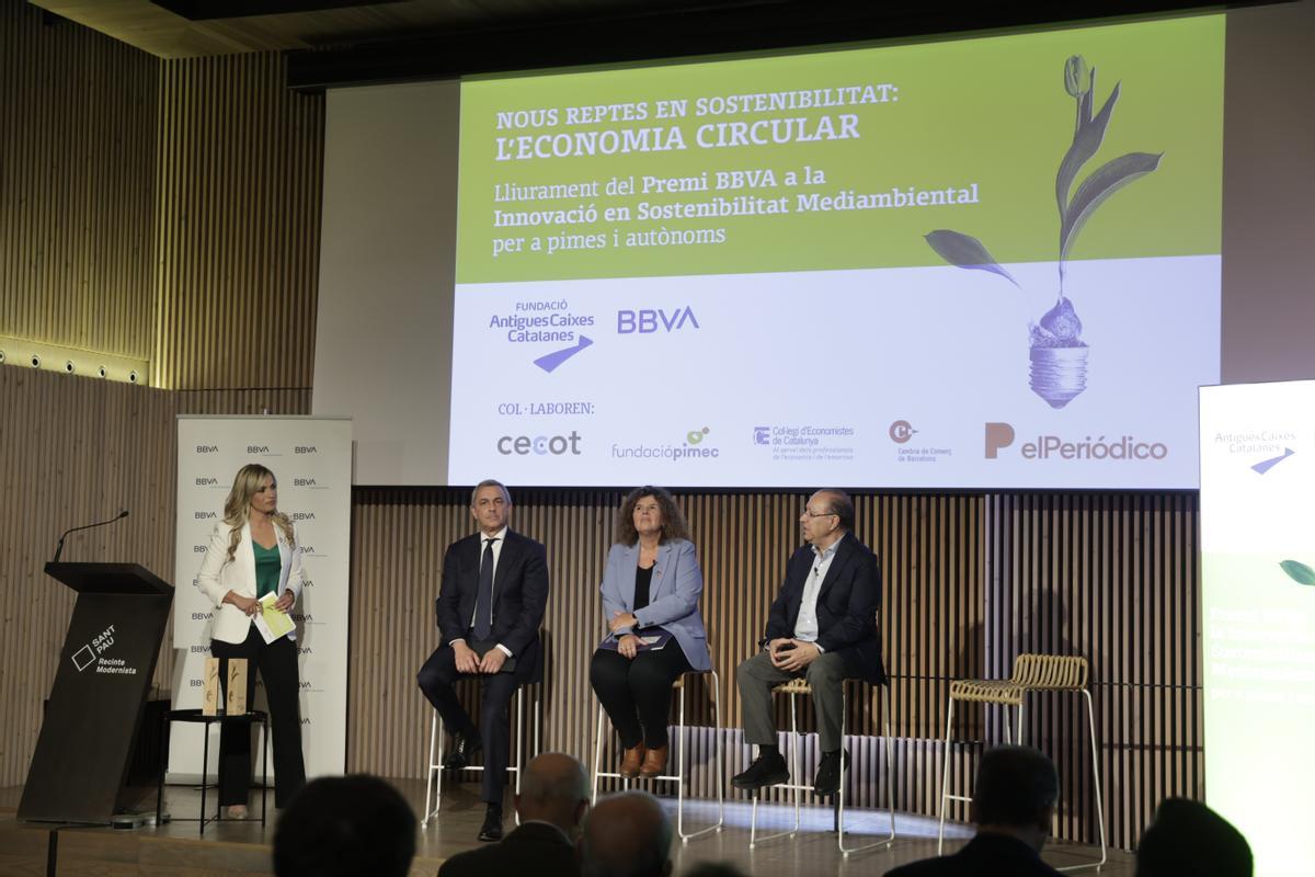 José Ballester (BBVA), Anna Bernadas (Generalitat) y Jaume Ribera (FACC), en el acto de la entrega de premios conducido por la periodista Elisabet Carnicé.