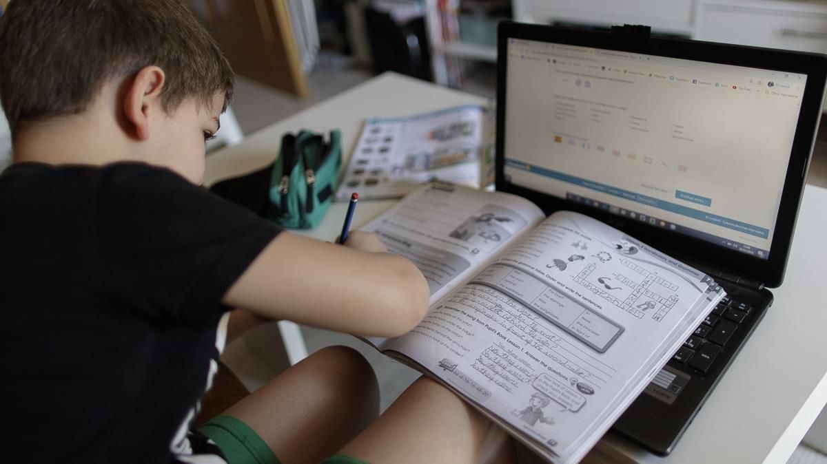 Libros, lápiz y ordenador, la realidad de la educación contemporánea Libros, lápiz y ordenador, la realidad de la educación contemporánea