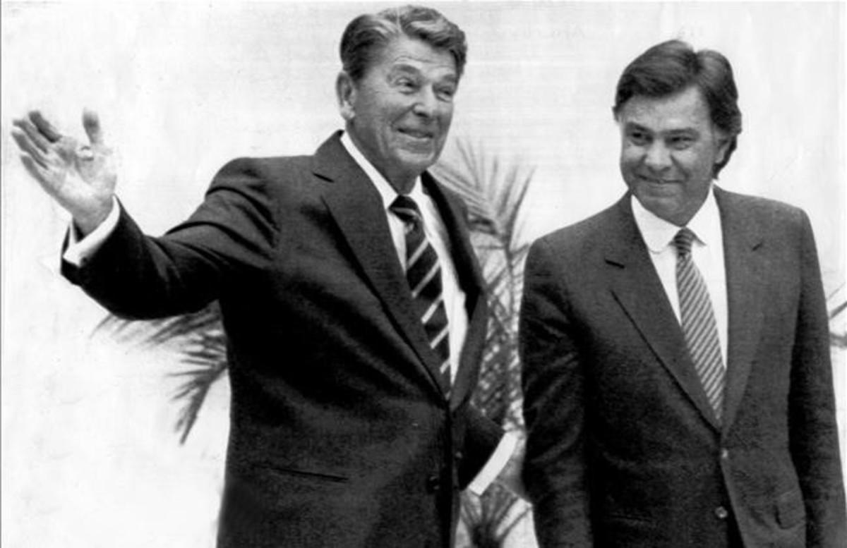 Felipe González posa junto a Ronald Reagan, en el Palacio del Pardo, en mayo de 1985.