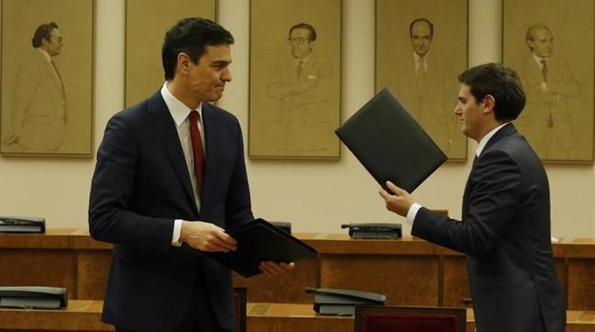 Los líderes del PSOE y Ciudadanos, Pedro Sánchez y Albert Rivera, este miércoles, en el Congreso, en la firma del pacto. Los líderes del PSOE y Ciudadanos, Pedro Sánchez y Albert Rivera, este miércoles, en el Congreso, en la firma del pacto.