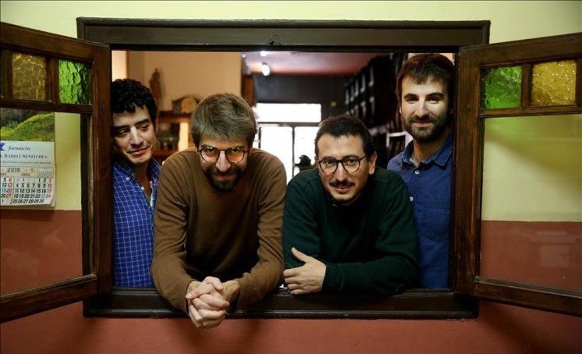 En el bar Manolo se asoman a la ventana Roger Padilla, Guillem Gisbert, Arnau Vallvé y Martí Maymó. En el bar Manolo se asoman a la ventana Roger Padilla, Guillem Gisbert, Arnau Vallvé y Martí Maymó.