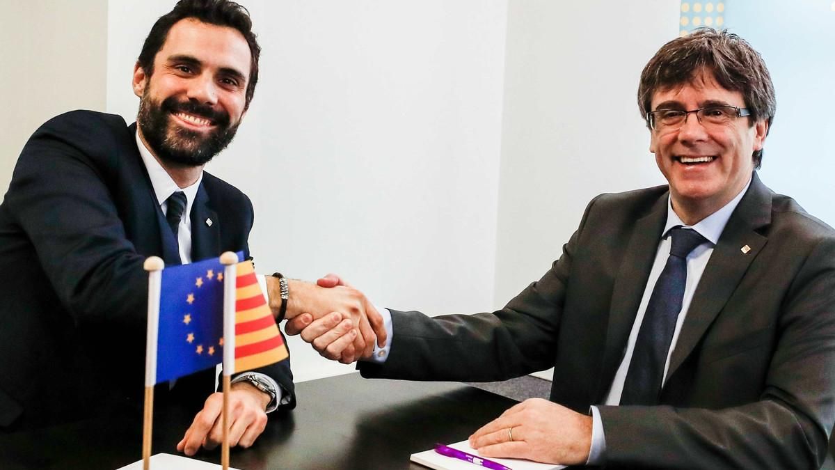 El ’president’ del Parlament, Roger Torrent, y el candidato a se investido presidente de la Generalitat, Carles Puigdemont, en Bruselas El ’president’ del Parlament, Roger Torrent, y el candidato a se investido presidente de la Generalitat, Carles Puigdemont, en Bruselas