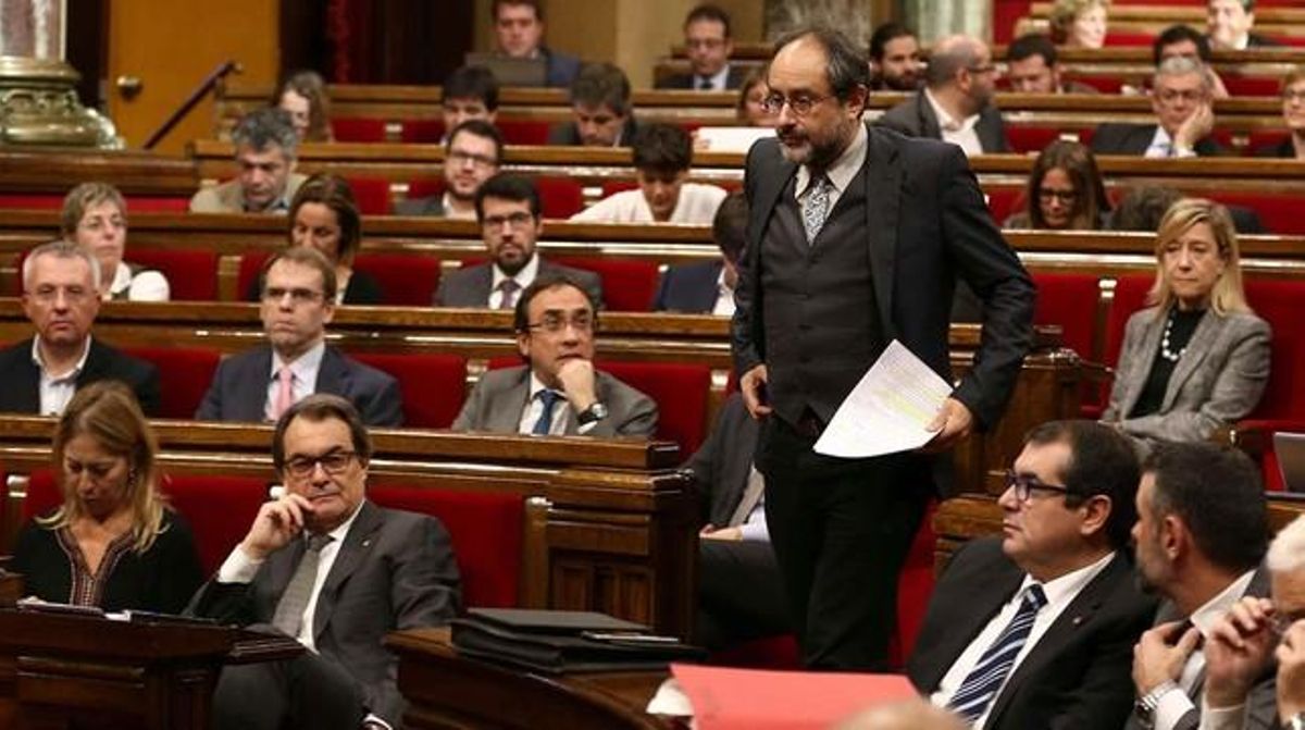 El diputado de la CUP Antonio Baños se dirige a la tribuna, en el segundo debate de investidura en el Parlament. El diputado de la CUP Antonio Baños se dirige a la tribuna, en el segundo debate de investidura en el Parlament.