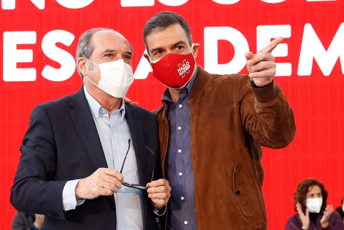 El presidente del Gobierno, Pedro Sánchez, con el candidato socialista el 4-M, Ángel Gabilondo, durante un acto de campaña en Getafe este 25 de abril. El presidente del Gobierno, Pedro Sánchez, con el candidato socialista el 4-M, Ángel Gabilondo, durante un acto de campaña en Getafe este 25 de abril.