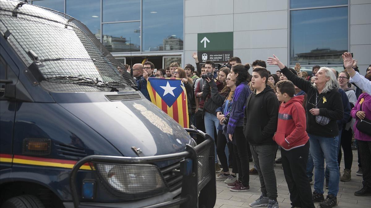 Manifestantes en el exterior de la estación del AVE de Girona.