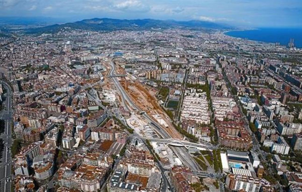 Estación del AVE en obras, en abril, en torno a la que se realizará el plan urbanístico, entre la calle de La Sagrera (diagonal de la izquierda) y las vías. Estación del AVE en obras, en abril, en torno a la que se realizará el plan urbanístico, entre la calle de La Sagrera (diagonal de la izquierda) y las vías.