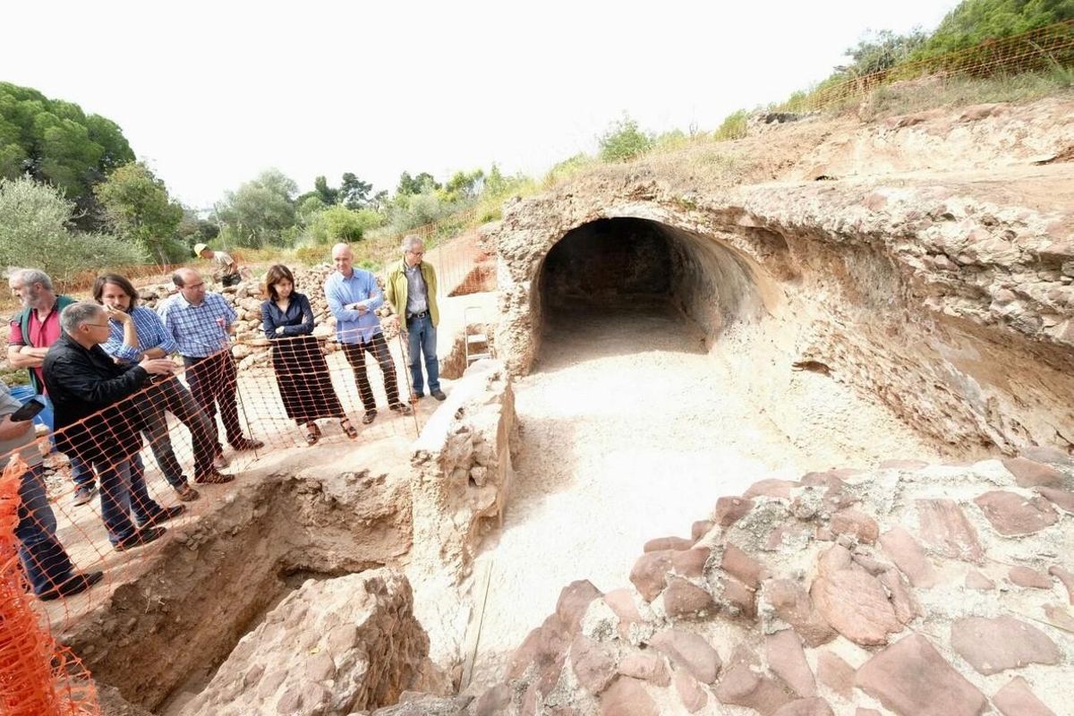 Miembros de la Diputació de Barcelona y la alcaldesa de Gavà visitan la cisterna romana de Can Valls del Racó Miembros de la Diputació de Barcelona y la alcaldesa de Gavà visitan la cisterna romana de Can Valls del Racó