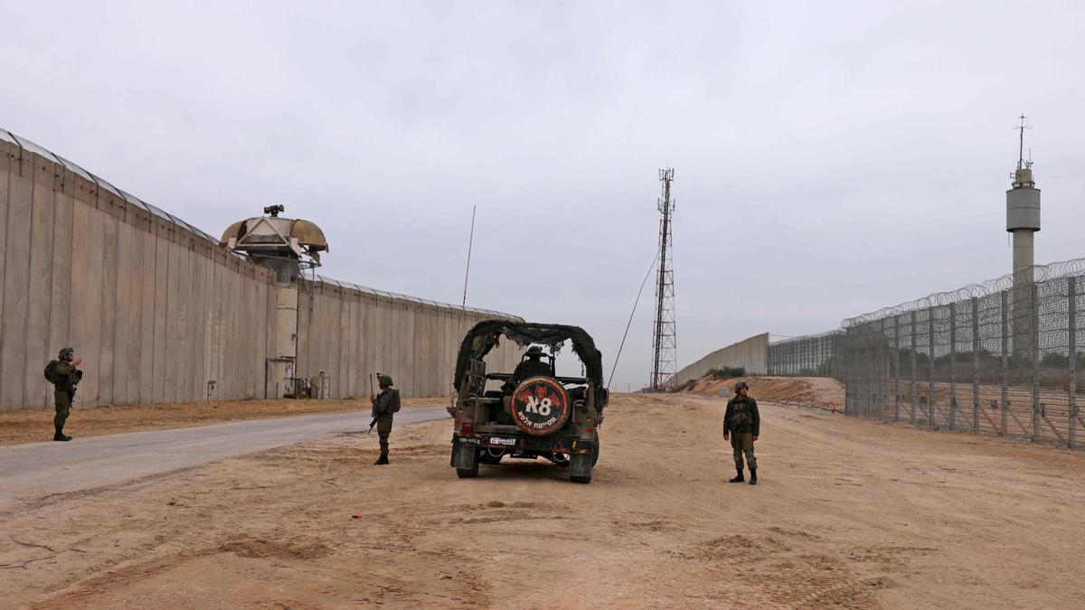 Soldados israelís montan guardia en el muro que separa Israel de Gaza, el pasado martes.