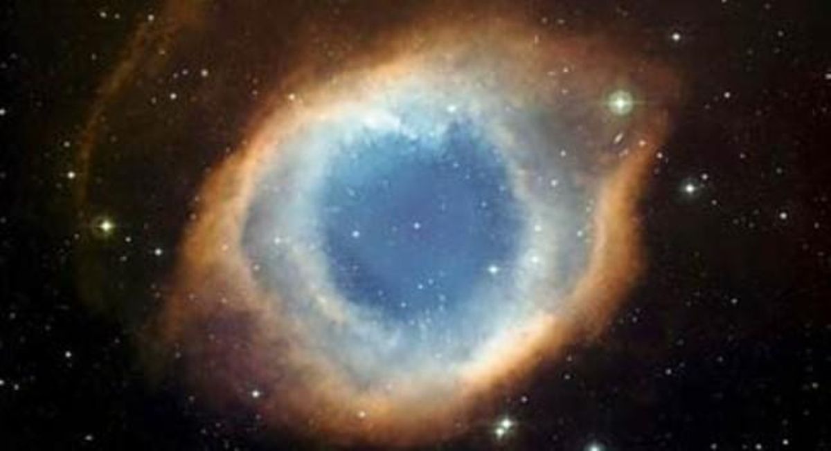 La nebulosa planetaria Helix, conocida como el ’Ojo de Dios’. La nebulosa planetaria Helix, conocida como el ’Ojo de Dios’.