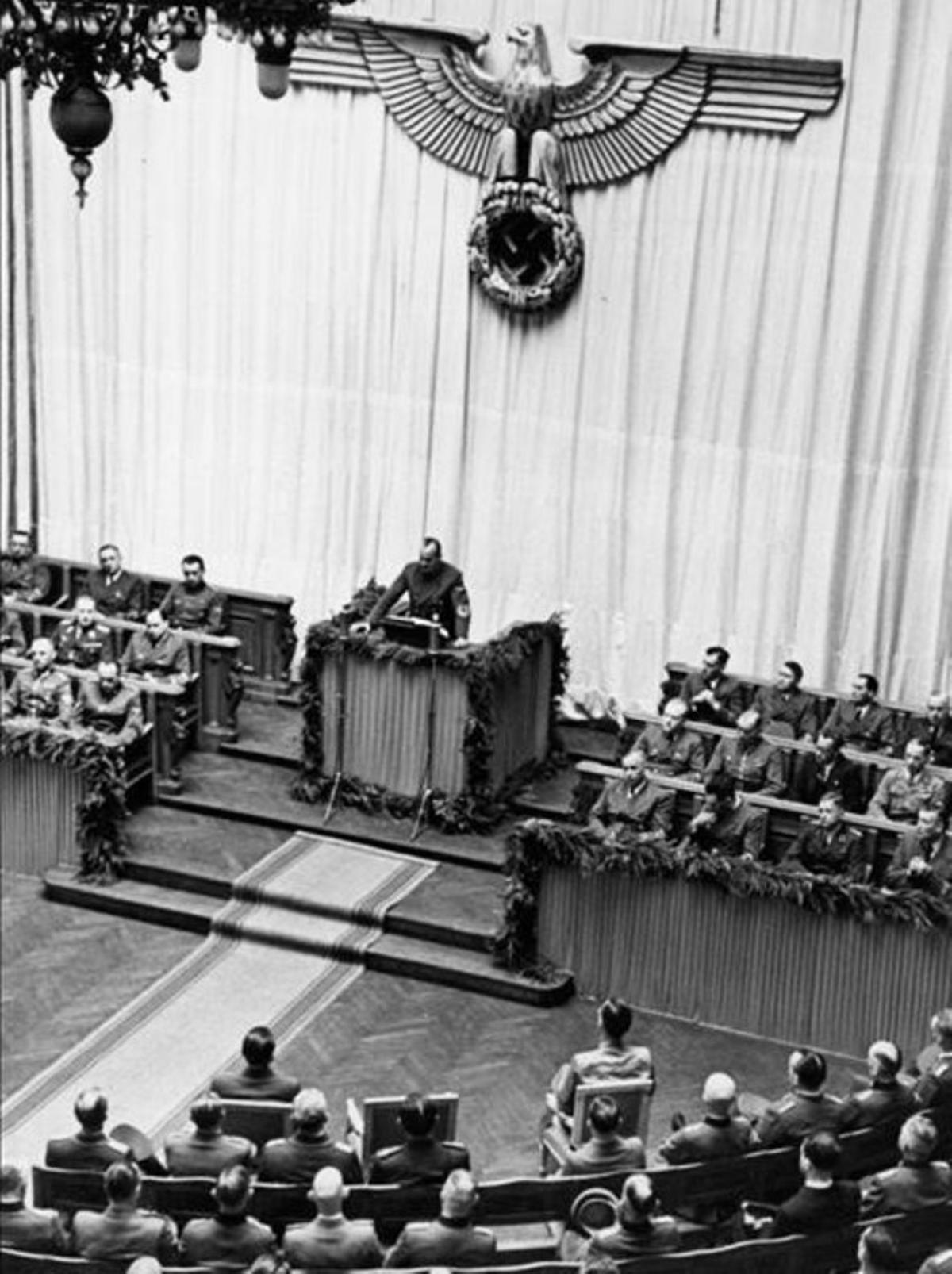Hans Frank, el 1 de agosto de 1942, en el Aula magna de la Universidad de Galitzia, donde anunció lo que significaría el asesinato de miles de judíos. 