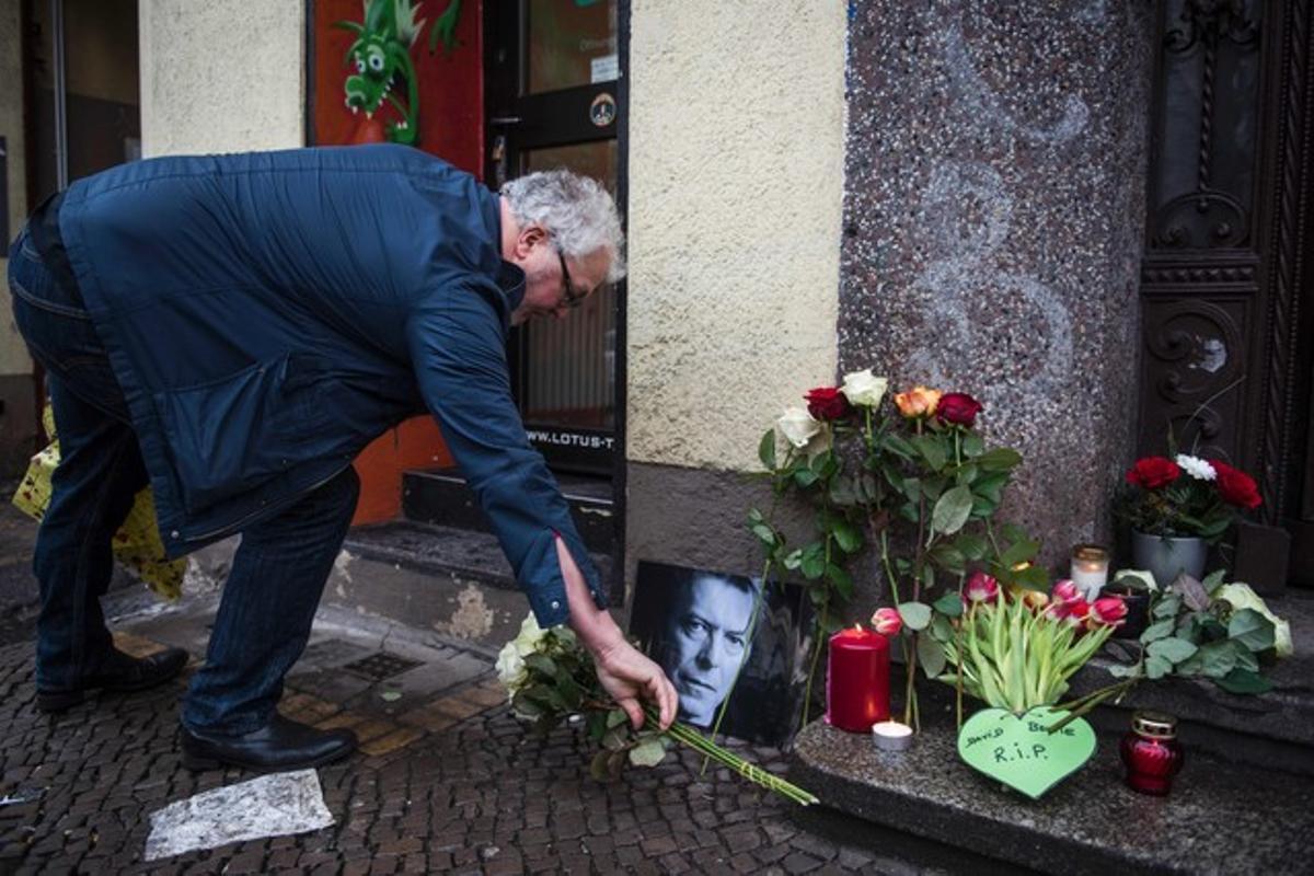 Flores y mensajes recordando a David Bowie en el portal de su antigua casa en Berlín.