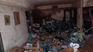 Estado actual del piso del Prat de Llobregat después que la semana pasada se rescatara el hombre que vivía en él.