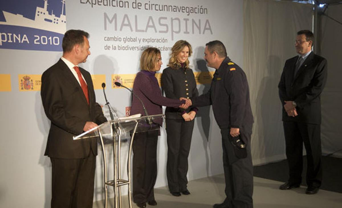 La Ministra de Defensa, Carme Chacón, saluda un membre de la tripulació de l’’Hespèrides’ en l’acte de presentació de l’Expedició Malaspina 2010. El vaixell forma part de l’Armada Espanyola i el seu nom designa les nimfes que guardaven l’Arbre de la Ciència en la mitologia grega.