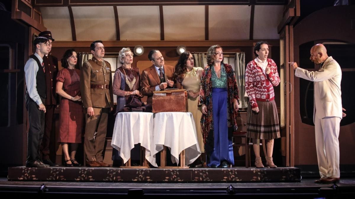 Hercule Poirot (derecha) inquiere a los sospechosos del caso. Hercule Poirot (derecha) inquiere a los sospechosos del caso.