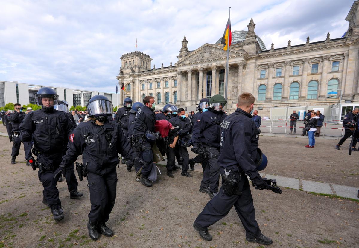 La policía detiene en Berlín a un manifestantes en una protesta el pasado mes de mayo contra las restricciones impuestas por el Gobierno Alemán para frenar la pandemia.