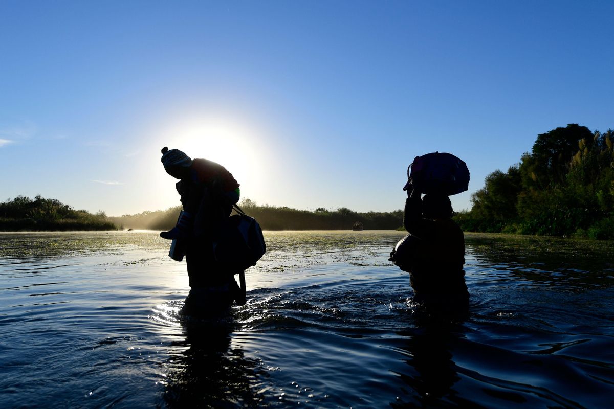 Dos migrantes haitianos cruzan el Río Grande hacia la rivera de EEUU, este jueves. Dos migrantes haitianos cruzan el Río Grande hacia la rivera de EEUU, este jueves.