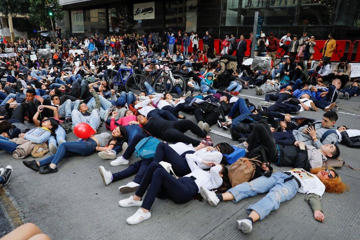 Grupos de jóvenes protestan por la muerte del estudiante Dilan Cruz, el martes en Bogotá. Grupos de jóvenes protestan por la muerte del estudiante Dilan Cruz, el martes en Bogotá.