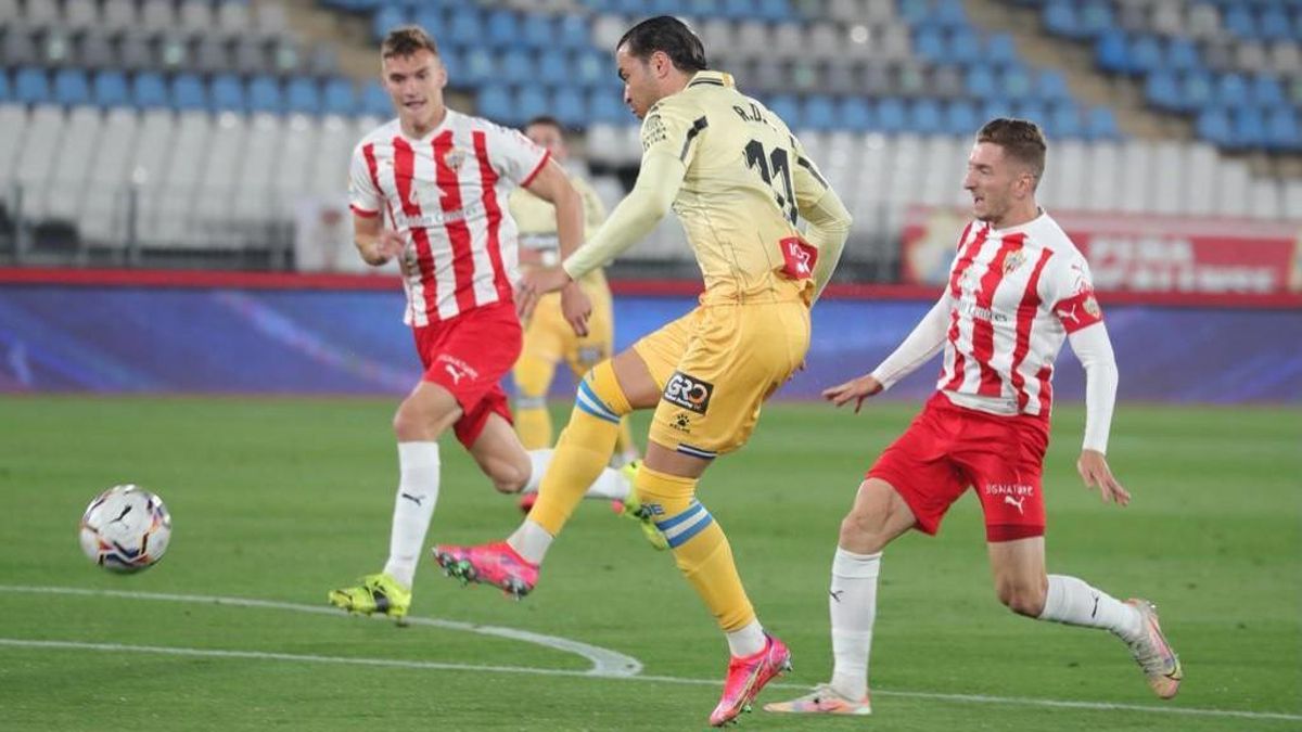 De Tomás remata en una acción del partido disputado en Almería. De Tomás remata en una acción del partido disputado en Almería.