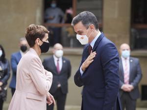 La presidenta de Navarra, María Chivite, recibe a Pedro Sánchez a su llegada a los jardines del palacio foral, sede del Gobierno autonómico, este 13 de noviembre. 