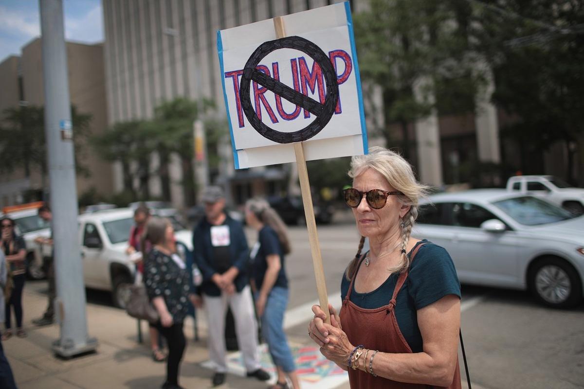 Una ciudadana de Dayton demuestra su rechazo al presidente Donald Trump.