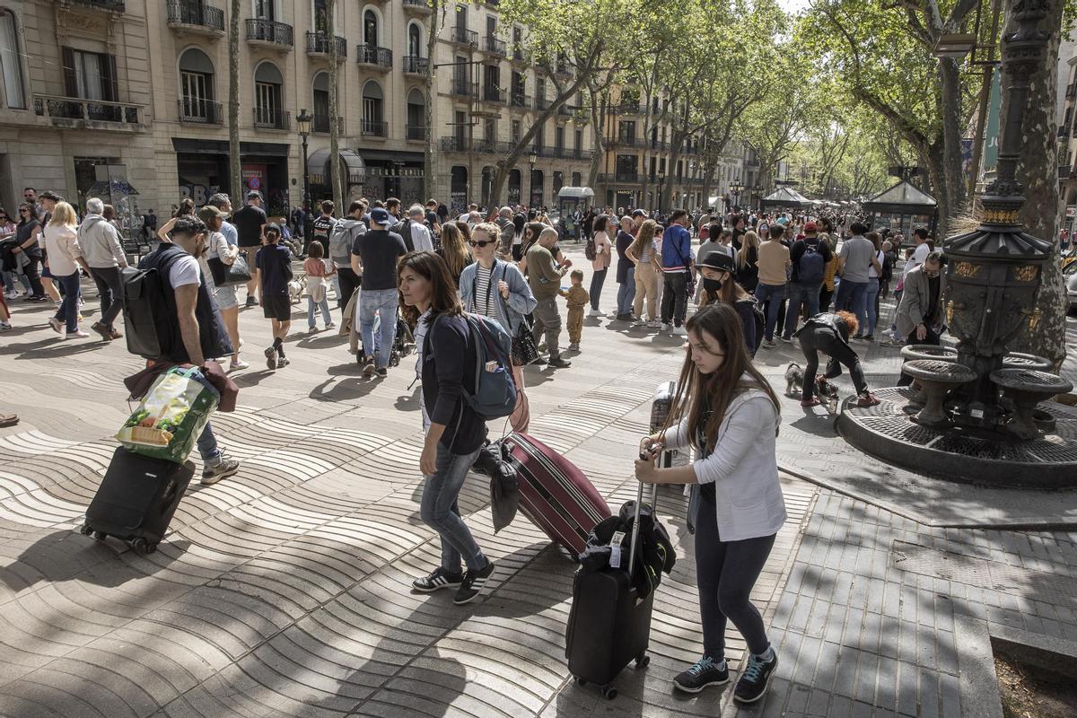 Turistas en la Rambla de Barcelona durante esta Semana Santa.